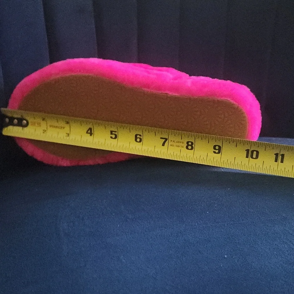 UGG VIBRANT PINK FUZZY SLIPPERS Size 4. - Picture 4 of 9